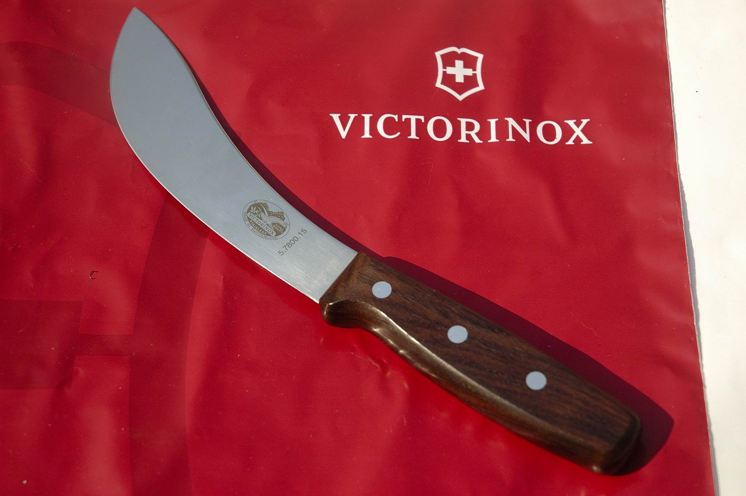 victorinox-pisau-lapah-kulit-hulu-kayu