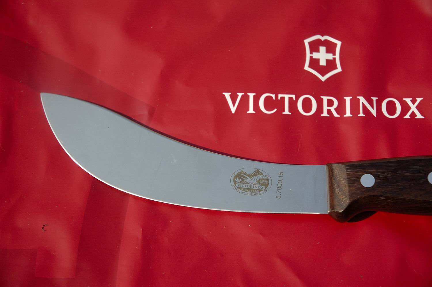 victorinox-pisau-lapah-kulit-hulu-kayu