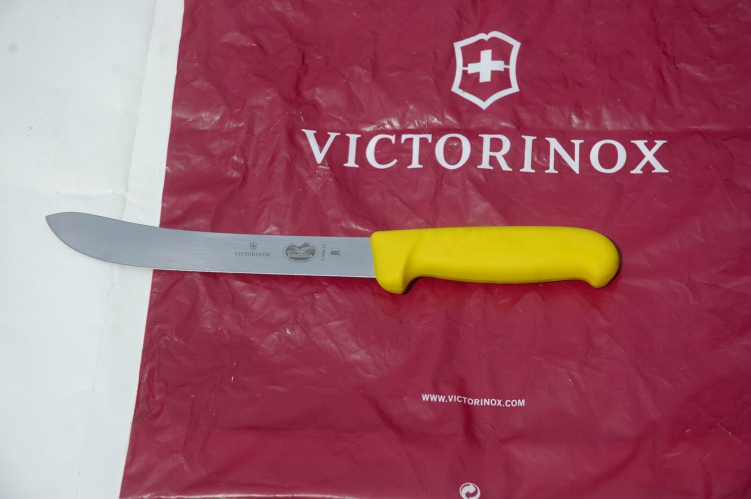 victorinox-pisau-potong-daging-kuning