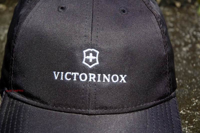 topi-hitam-victorinox
